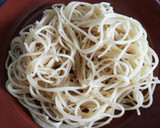 Foto del paso 3 de la receta: Espaguetis con jamón y panceta en salsa de queso