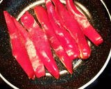 Foto del paso 2 de la receta: Bocadillo de lomo de cerdo con pimiento rojo y queso