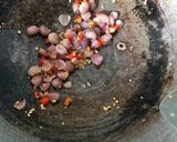 Foto langkah ke 3 dari resep Tumis Terasi Mangga Muda.