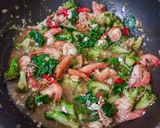 Foto langkah ke 3 dari resep Udang Brokoli Lada Hitam.