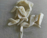 Foto del paso 3 de la receta: Almejas y langostinos con guisantes en salsa picante