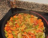 Foto del paso 3 de la receta: Salteado de cebolla, pimientos y zanahoria con salsa de soja