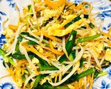 Hình bước làm 3 của món Giá hẹ xào trứng món ăn cơm nhanh gọn