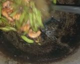 Foto langkah ke 2 dari resep Tumis buncis udang.