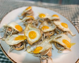 Foto del paso 3 de la receta: Tartaletas de gulas, gambas al ajillo y huevo de codorniz