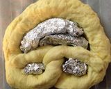 Hình bước làm 6 của món Neujahrsbretzel (German New Year's Pretzel)