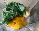 Foto del paso 2 de la receta: Licuado verde de desayuno