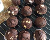 Foto langkah ke 6 dari resep 25. Classic Choco Muffin.