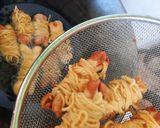 Foto langkah ke 4 dari resep Mie Gulung Sosis.
