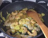Foto langkah ke 3 dari resep Udang tumis kuning.