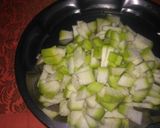A picture of step 1 of Garlic and bottle gourd curry.