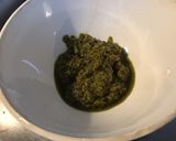 Une image de l'étape 1 de Sauce pesto de céleri et moutarde aux épices italiennes.