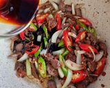 รูปขั้นตอนการทำที่ 8 ของ ตับไก่ผัดพริกหยวก