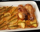 Foto del paso 4 de la receta Muslos de pollo al horno con patata y pimiento