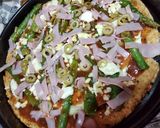 Foto del paso 3 de la receta: Pizza integral de espárragos y tomate con albahaca