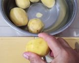 Foto langkah ke 2 dari resep Potato Chips (Keripik Kentang Renyah).