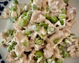 Foto del paso 4 de la receta Ensaladilla tibia de merluza de pincho con guisantes naturales