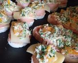 Фото кроку 6 до Піца на батоні з сардельками, помідором і шпинатом 🍕.