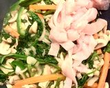 Foto del paso 4 de la receta: Fideos vermicelli salteados con verduras y pollo 🍲