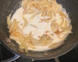 A picture of step 3 of Pan fried salmon with white cream sauce.
