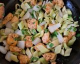 Foto del paso 3 de la receta: Pechuga de pollo con apio y cebolla