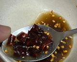รูปขั้นตอนการทำที่ 4 ของ ยำผักกูดกุ้งสดไข่ดาวพริกแห้ง