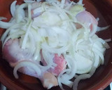 Foto del paso 2 de la receta: Muslos de pollo en salsa ligera cebollas y toque de especias