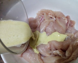 Foto del paso 3 de la receta: Filetes de pollo empanados con salsa de pimientos del Piquillo