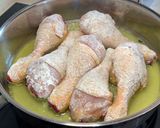 Foto del paso 2 de la receta: Muslos de pollo en salsa