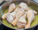 Foto del paso 2 de la receta: Muslos de pollo en salsa