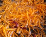 Foto del paso 2 de la receta: Tortilla de espinaca, betarraga, zanahoria, papa y cebolla caramelizada