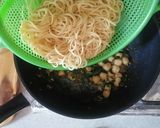 Foto del paso 3 de la receta: Merluza austral con espaguetis y ostiones al ajillo con cebollín y cilantro. 