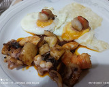 Foto del paso 6 de la receta: Huevos fritos con vieiras, langostinos y sepia