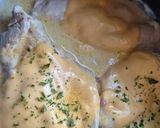 Une image de l'étape 2 de Escalopes de dinde à la crème et au cheddar en cocotte.