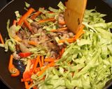 A picture of step 10 of Japanese Pork Yakisoba (豚肉焼きそばの作り方).