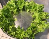 Une image de l'étape 2 de Salade de frisée aux tomates,mozzarella et fleurs de basilic.