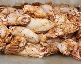 Foto del paso 2 de la receta: 🍗🥔🧅 Alitas de pollo al horno sobre colchón de papas y cebollas 🧅🥔🍗