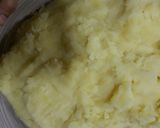 A picture of step 1 of Chicken cheese balls.