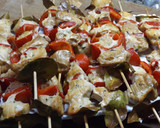 Foto del paso 2 de la receta: Pinchitos de pollo o pavo al grill con pimiento macerados con soja para aperitivo