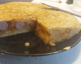 Foto del paso 12 de la receta: Tortilla de patatas con salchichas encebollada al vino