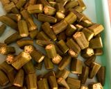 A picture of step 1 of Fried bhindi.