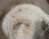 Foto del paso 2 de la receta: Arroz con pollo y champiñones al horno