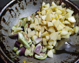 கத்தரிக்காய் உருளைக்கிழங்கு கறி ரெசிபி ஸ்டேப் 2 புகைப்படம்