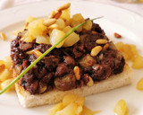 Foto del paso 4 de la receta: Tosta de Morcilla, Pera, Piñones y Miel
