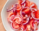 Hình bước làm 1 của món 🌱 Salad Cà Chua Hành Tây
