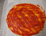 Foto del paso 3 de la receta: Pizza de pasta brisa con chorizo ibérico y queso viejo
