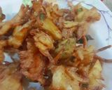 A picture of step 3 of Cabbage crispy pakore😁.