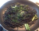 Foto del passaggio 10 della ricetta Spaghetti al nero di seppia su crema di asparagi e orata