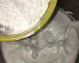 Foto del paso 4 de la receta: Tarta de queso con coulis de fresa decorado con besos de merengue