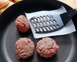 Foto langkah ke 3 dari resep Double Cheese Burger Pedas / 매콤 더블 치즈버거 (Tren Korea).